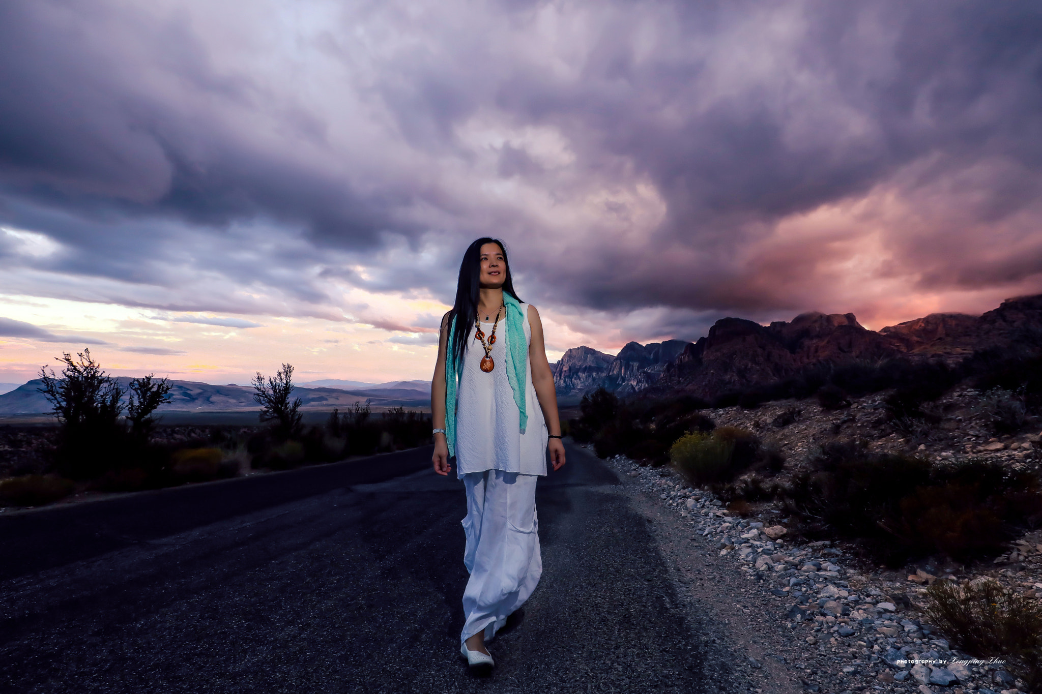 Canon EF 16-35mm F4L IS USM sample photo. Red rock 黄昏的白衣美女 photography