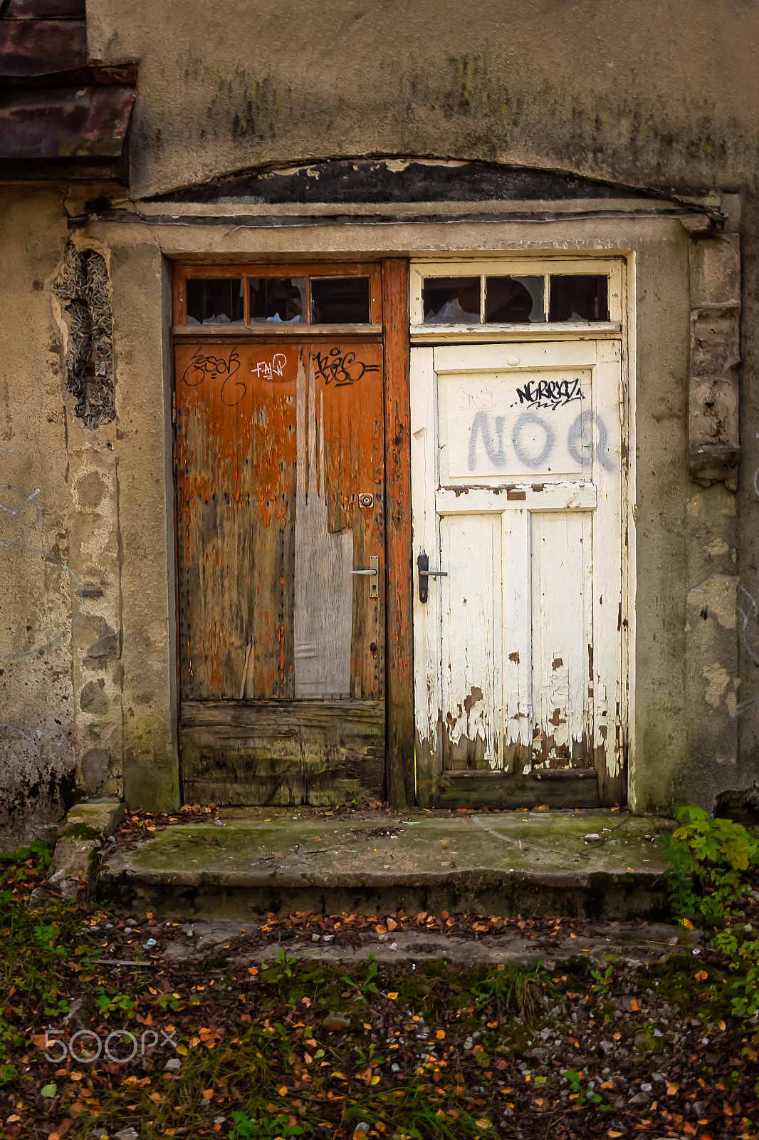 Canon EF-S 24mm F2.8 STM sample photo. Bride and groom doors photography