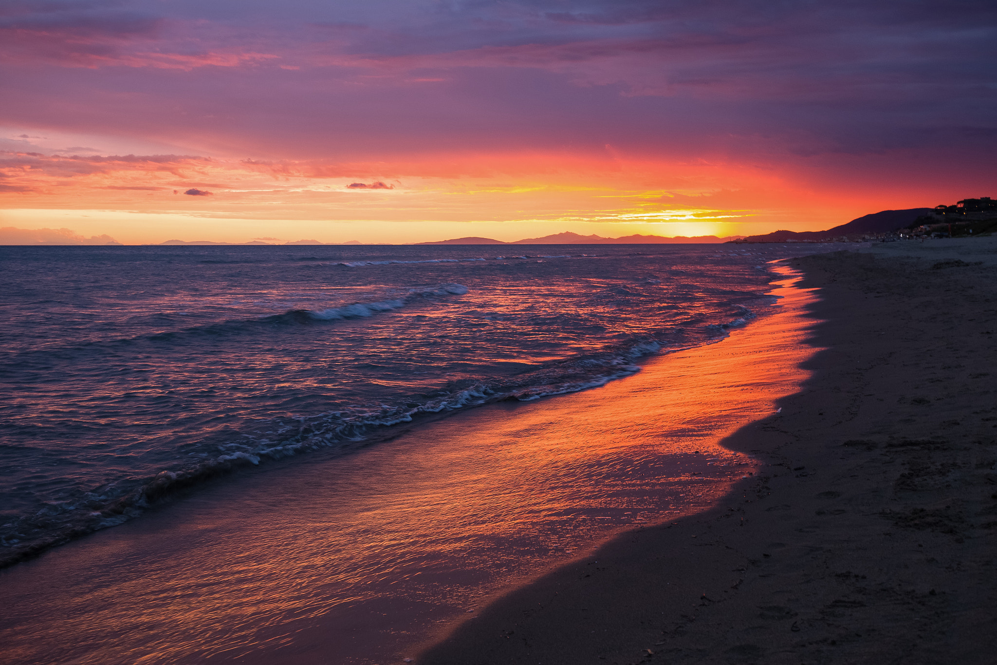 Canon EF 16-35mm F4L IS USM sample photo. Sonnenunterang am strand von castiglione photography