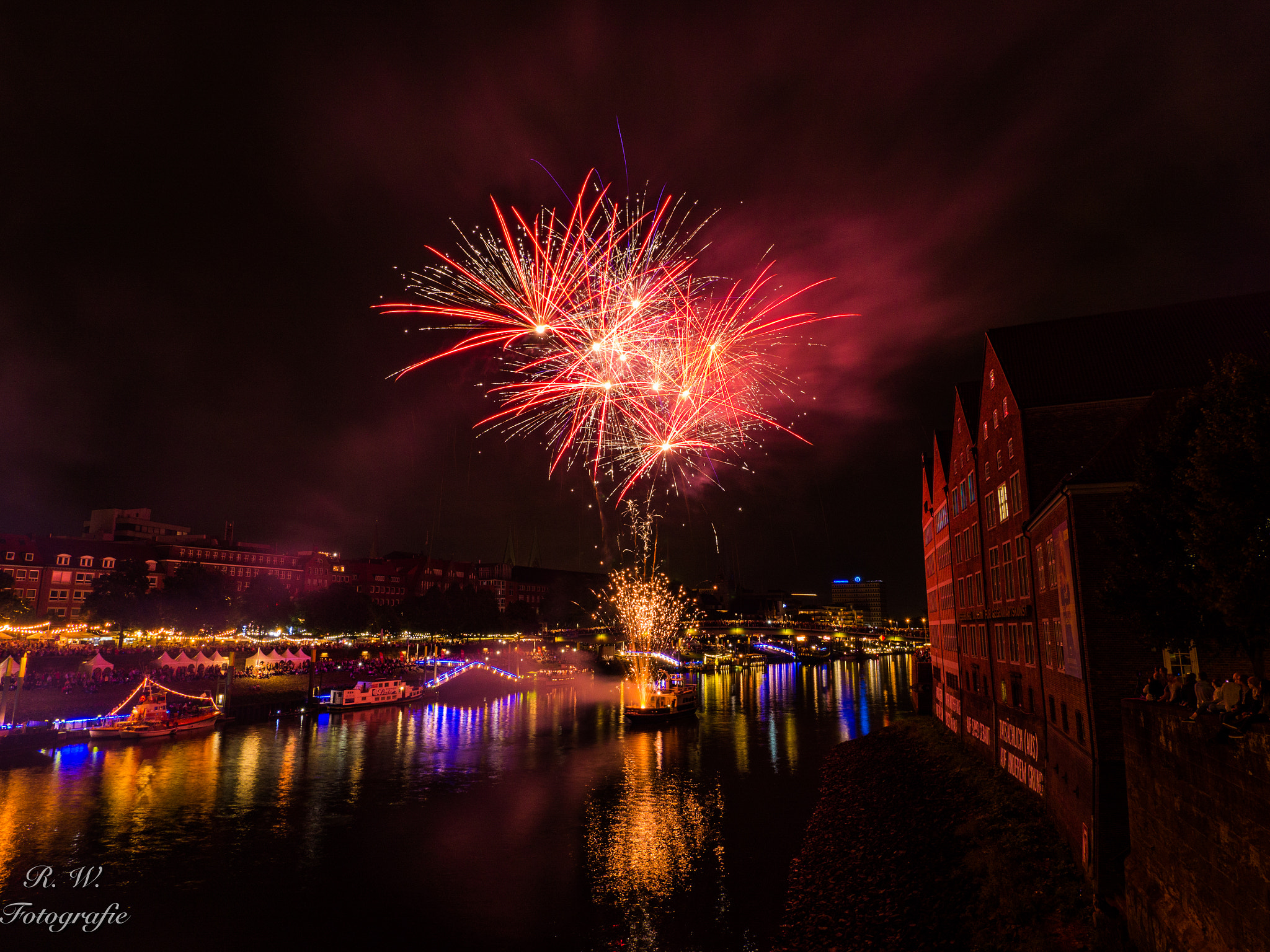 Panasonic Lumix DMC-GH3 + Panasonic Lumix G Vario 7-14mm F4 ASPH sample photo. Feuerwerk photography