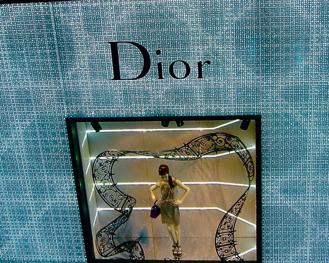 Sony DSC-M2 sample photo. It's to dior for photography