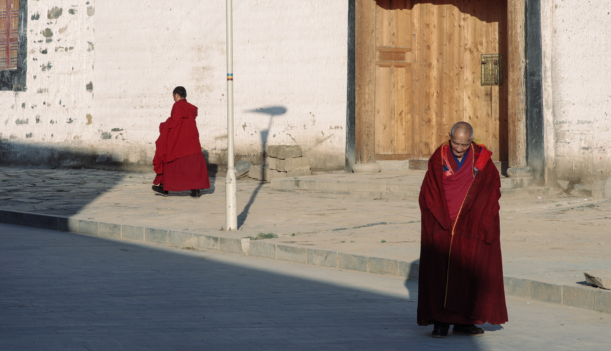 Pentax K-5 + Pentax smc FA 77mm 1.8 Limited sample photo. Buddhist monk photography