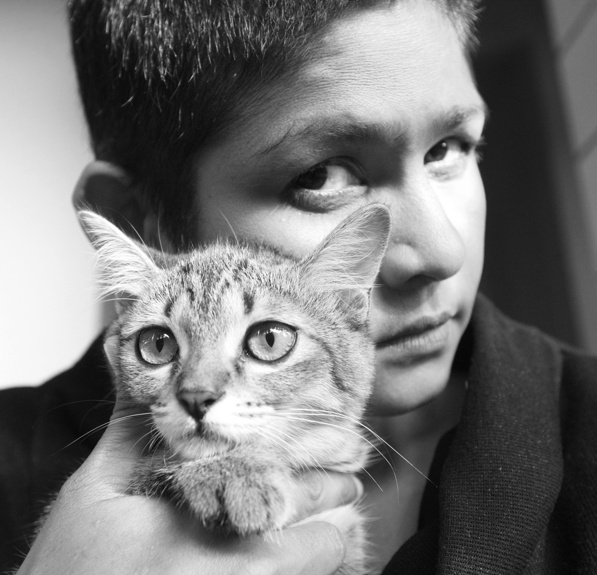 Canon EOS-1Ds Mark III sample photo. Cat in my hand! photography