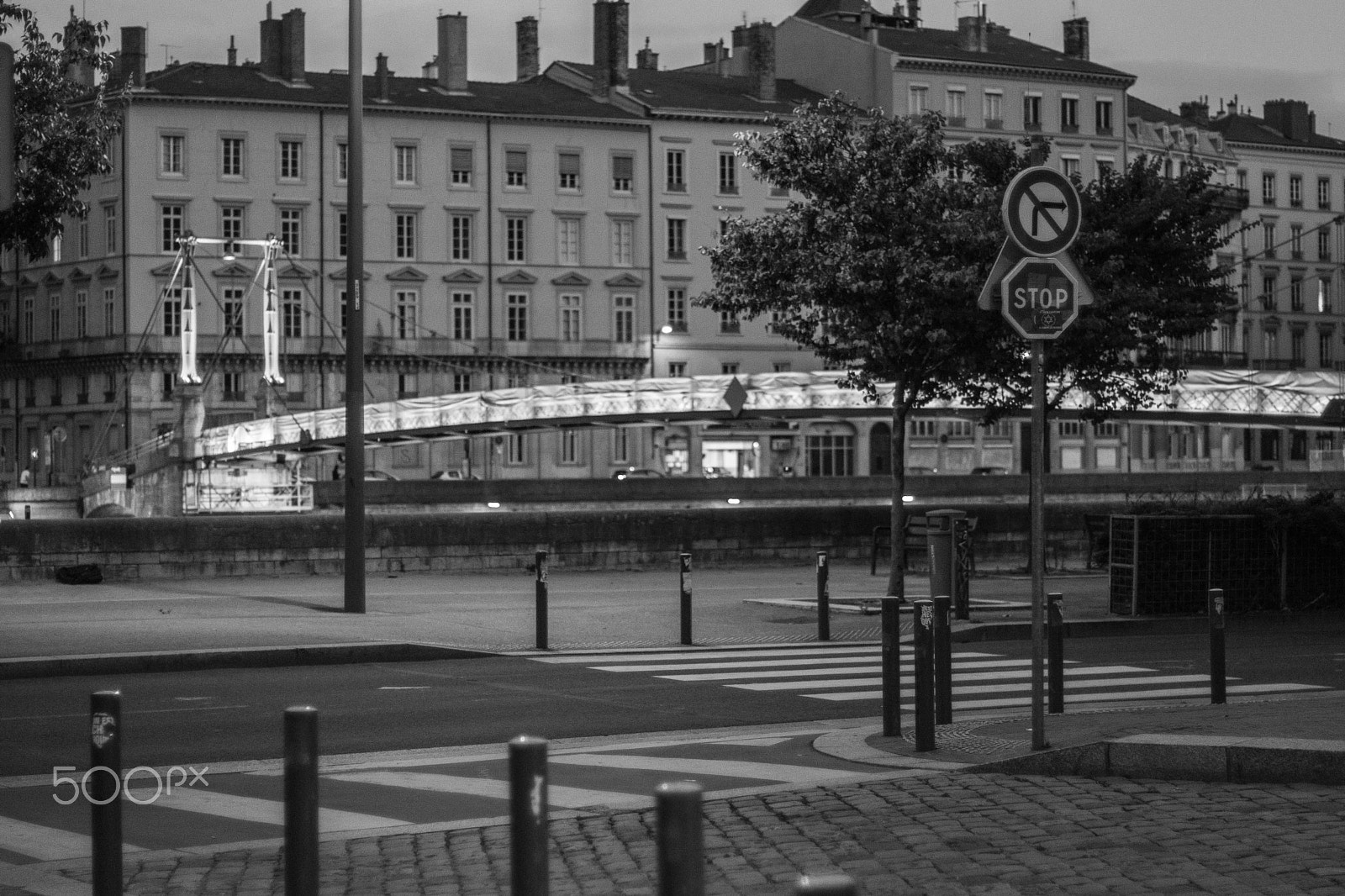 Sony SLT-A77 + Sony 50mm F1.4 sample photo. Passerelle saint georges la nuit photography