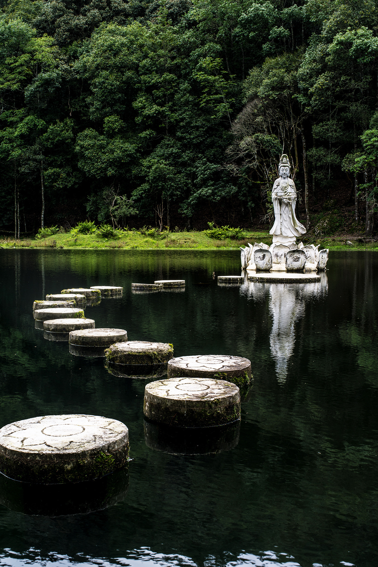 Pentax 645D sample photo. 安静的湖面，宝台山洗身池 photography