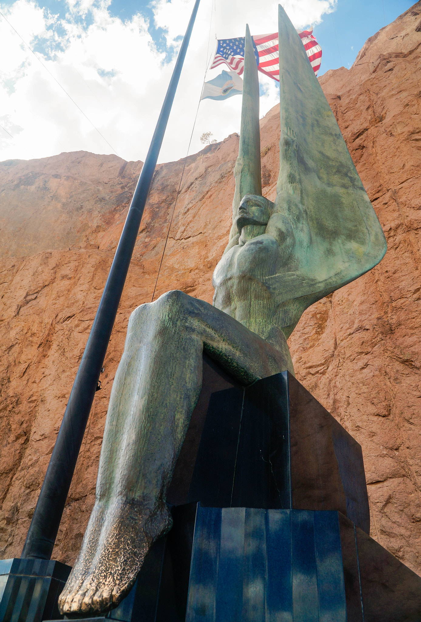 Sony Alpha NEX-6 + Sony E PZ 18-105mm F4 G OSS sample photo. Hoover dam sculpture photography