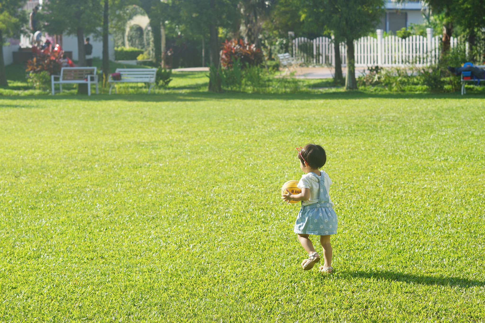 Sony Planar T* 85mm F1.4 ZA sample photo. Run girl photography