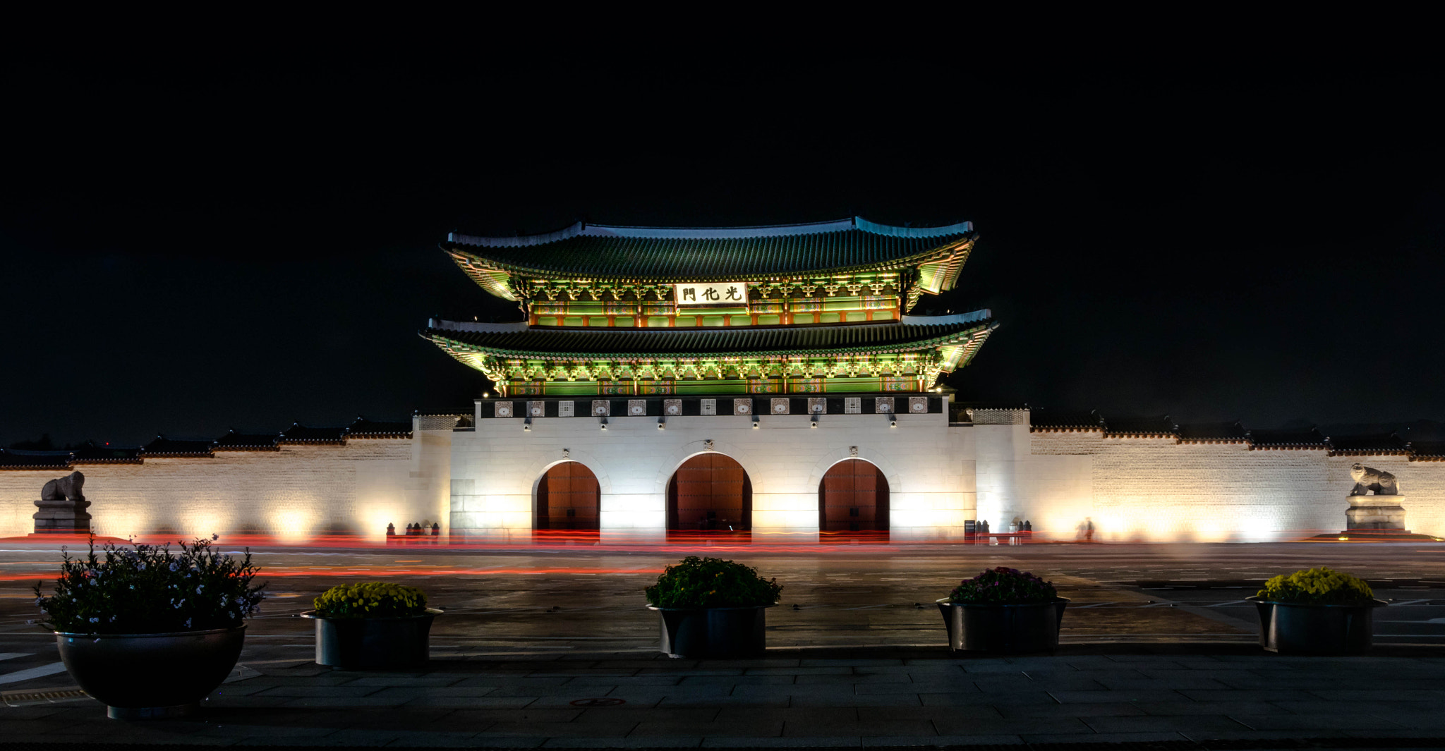 Nikon D5300 + Sigma 18-50mm F2.8 EX DC Macro sample photo. Palace gate photography