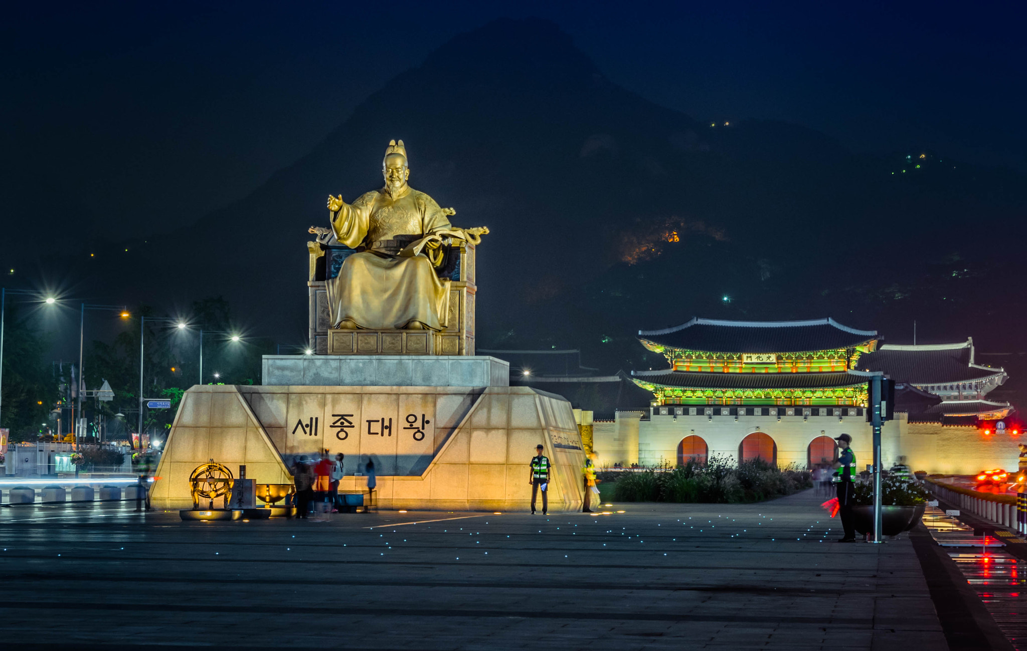 Nikon D5300 + Sigma 18-50mm F2.8 EX DC Macro sample photo. Gwanghamun square photography