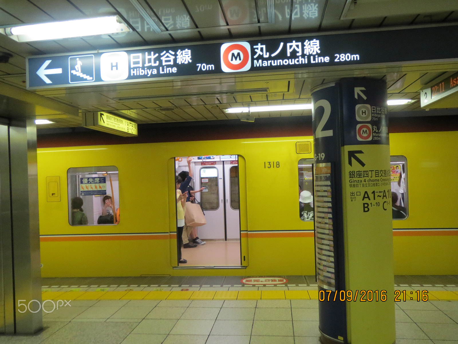 Canon PowerShot ELPH 530 HS (IXUS 510 HS / IXY 1) sample photo. Tokyo subway photography