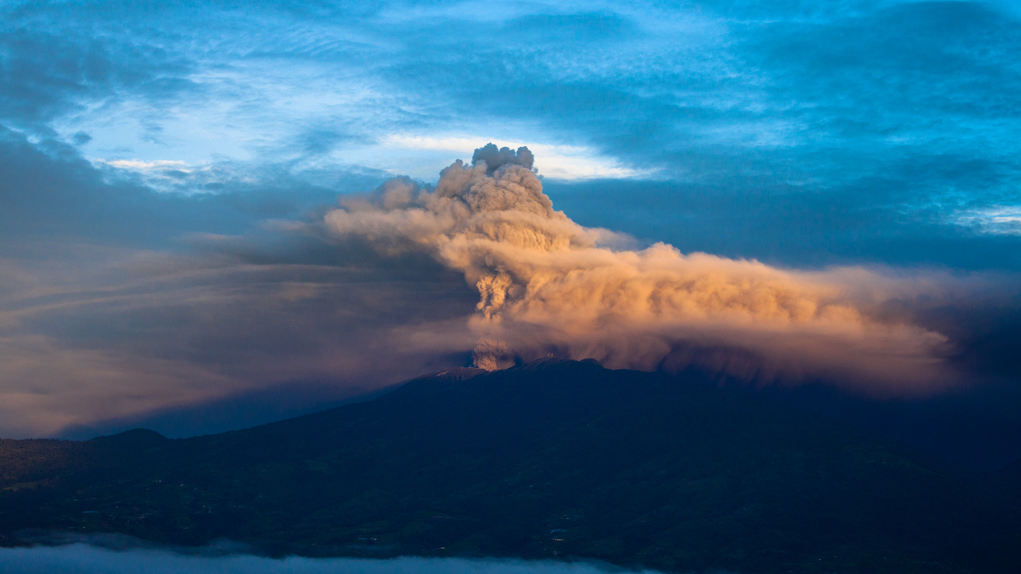 Canon EOS 500D (EOS Rebel T1i / EOS Kiss X3) + Canon EF 28-135mm F3.5-5.6 IS USM sample photo. Turrialba volcano during the sunrise!! photography