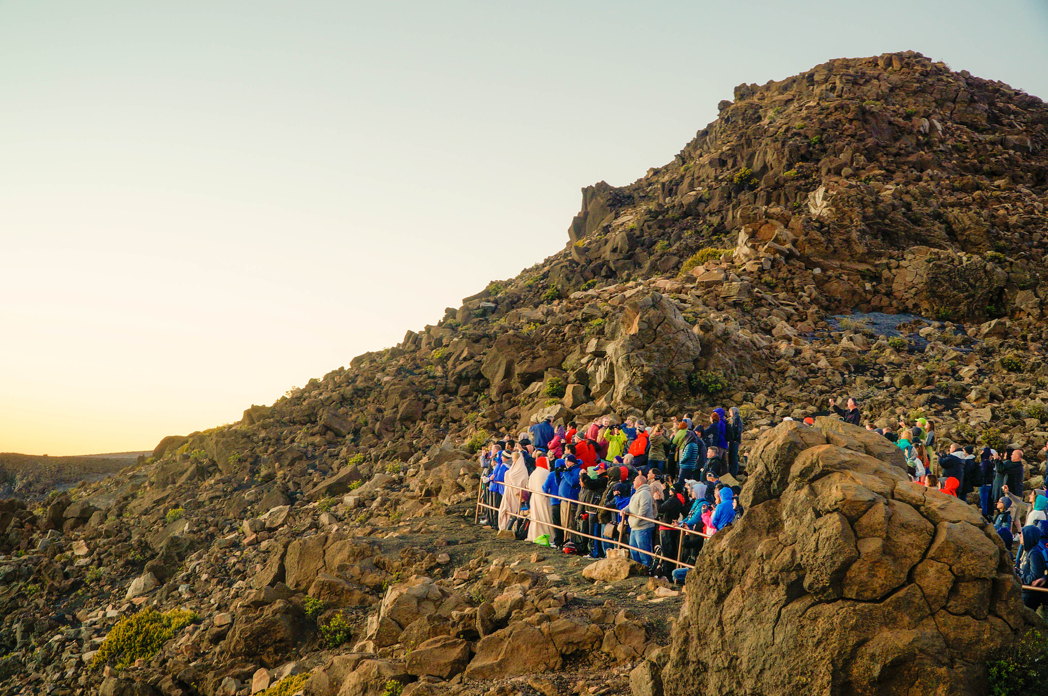 Sony Alpha NEX-6 + Sony E PZ 18-105mm F4 G OSS sample photo. Crowd experiences hawaiian sunrise on haleakala photography