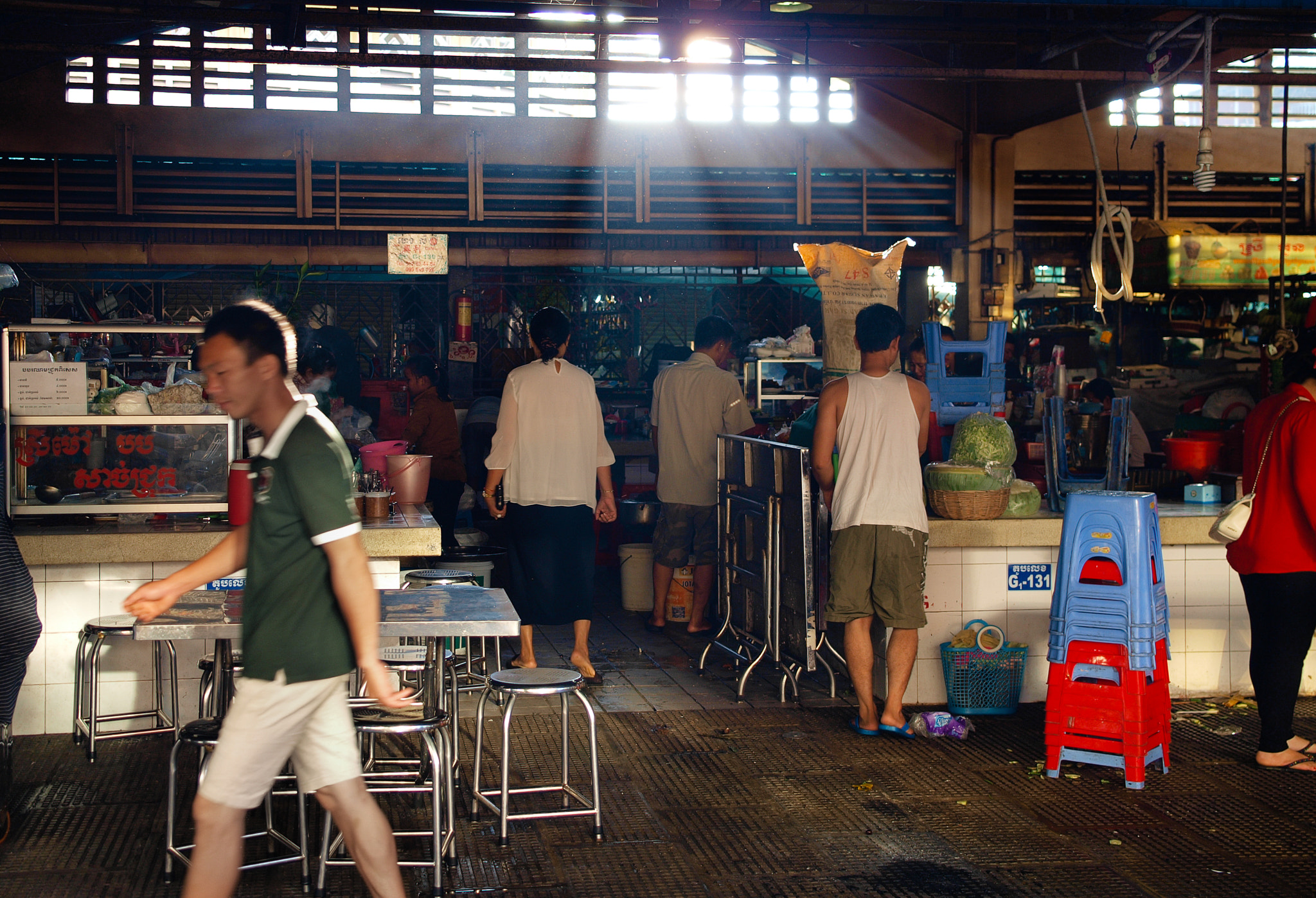 Olympus E-420 (EVOLT E-420) + Olympus Zuiko Digital 25mm F2.8 Pancake sample photo. Psar thmei - food stalls photography