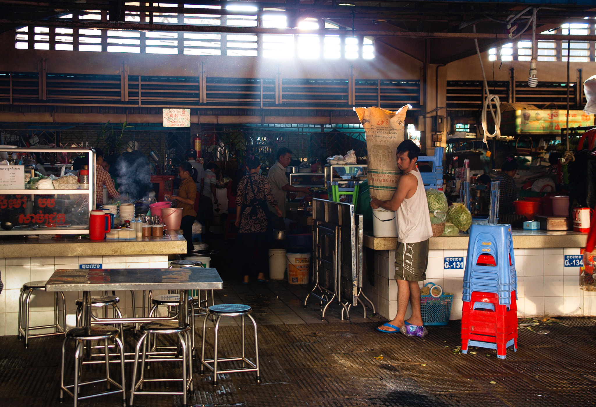 Olympus E-420 (EVOLT E-420) + Olympus Zuiko Digital 25mm F2.8 Pancake sample photo. Psar thmei - food stalls 2 photography