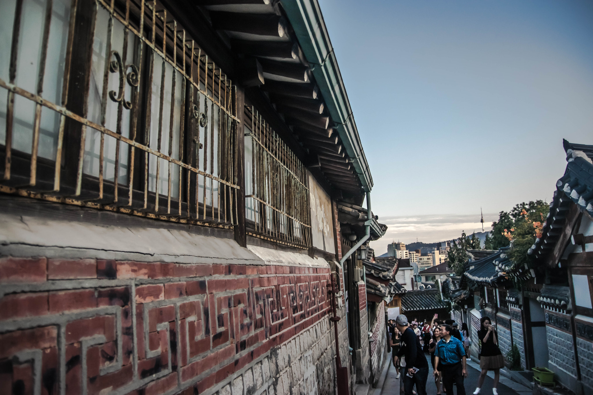 Nikon D5300 + Sigma 18-50mm F2.8 EX DC Macro sample photo. Hanook village in seoul photography