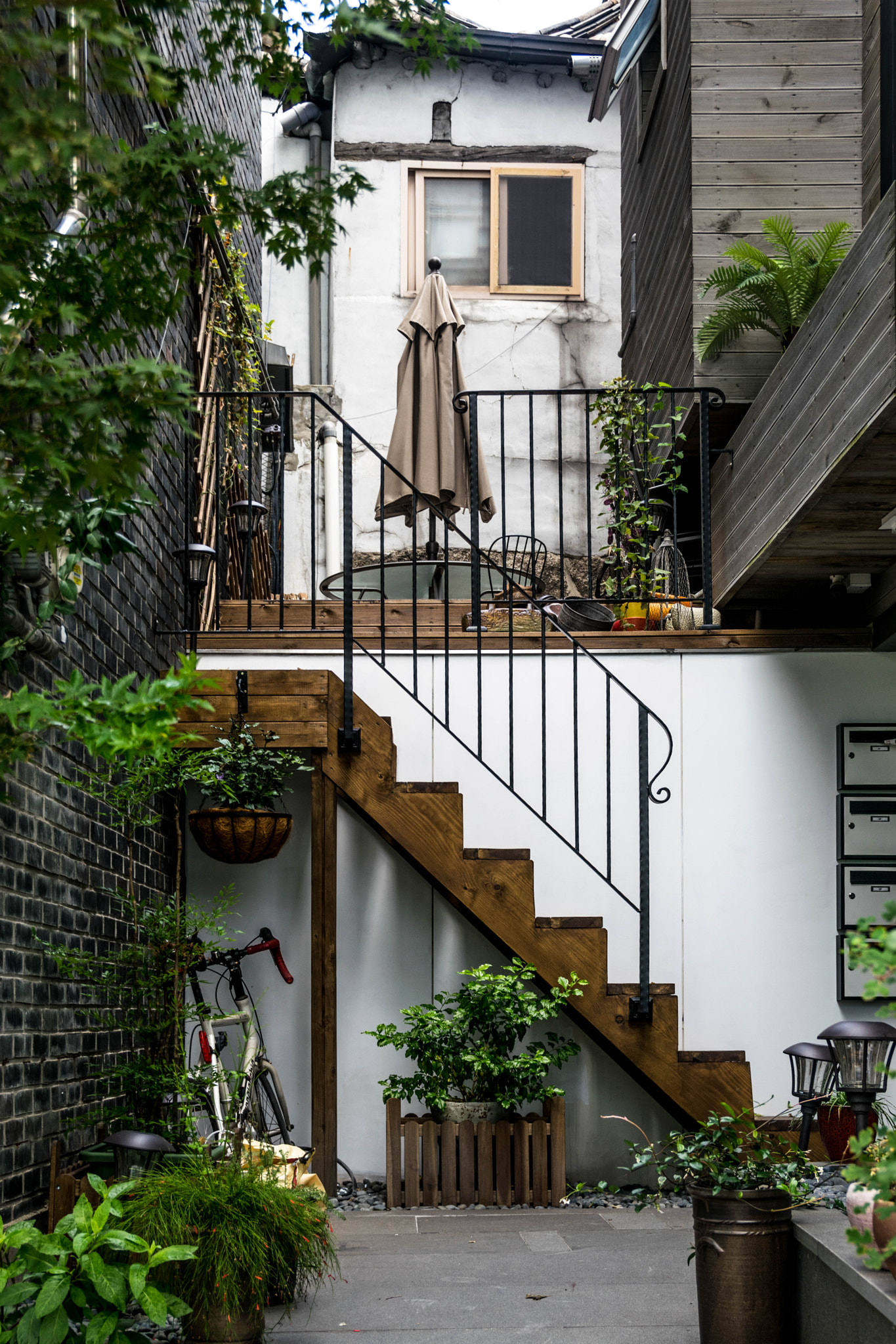 Nikon D5300 + Sigma 18-50mm F2.8 EX DC Macro sample photo. Some stairs photography