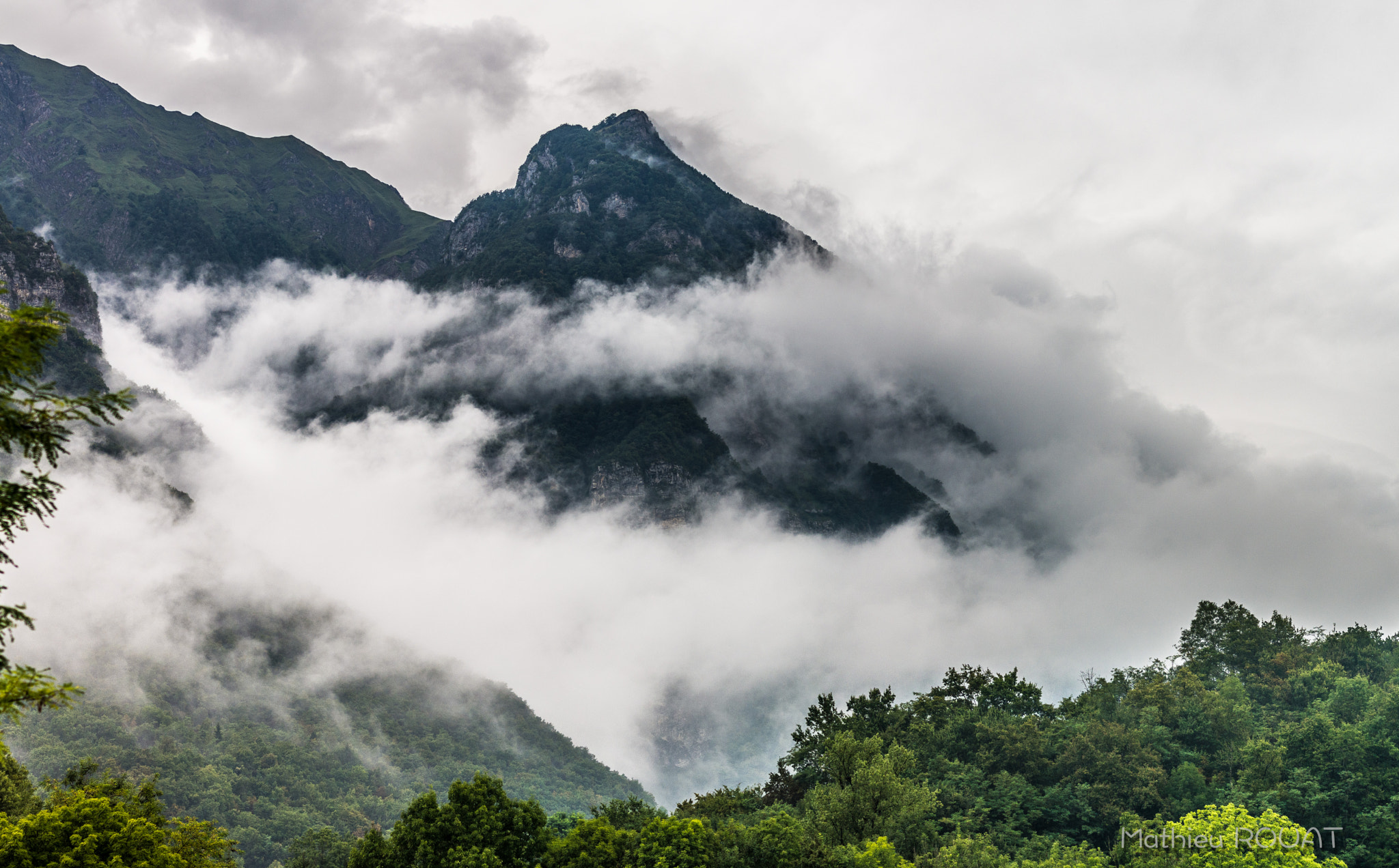 Pentax K-5 IIs sample photo. Dans les nuages photography