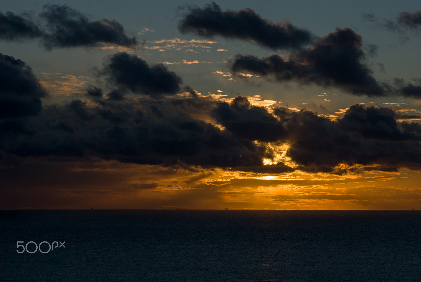 AF Zoom-Nikkor 28-105mm f/3.5-4.5D IF sample photo. Ships on the horizon photography
