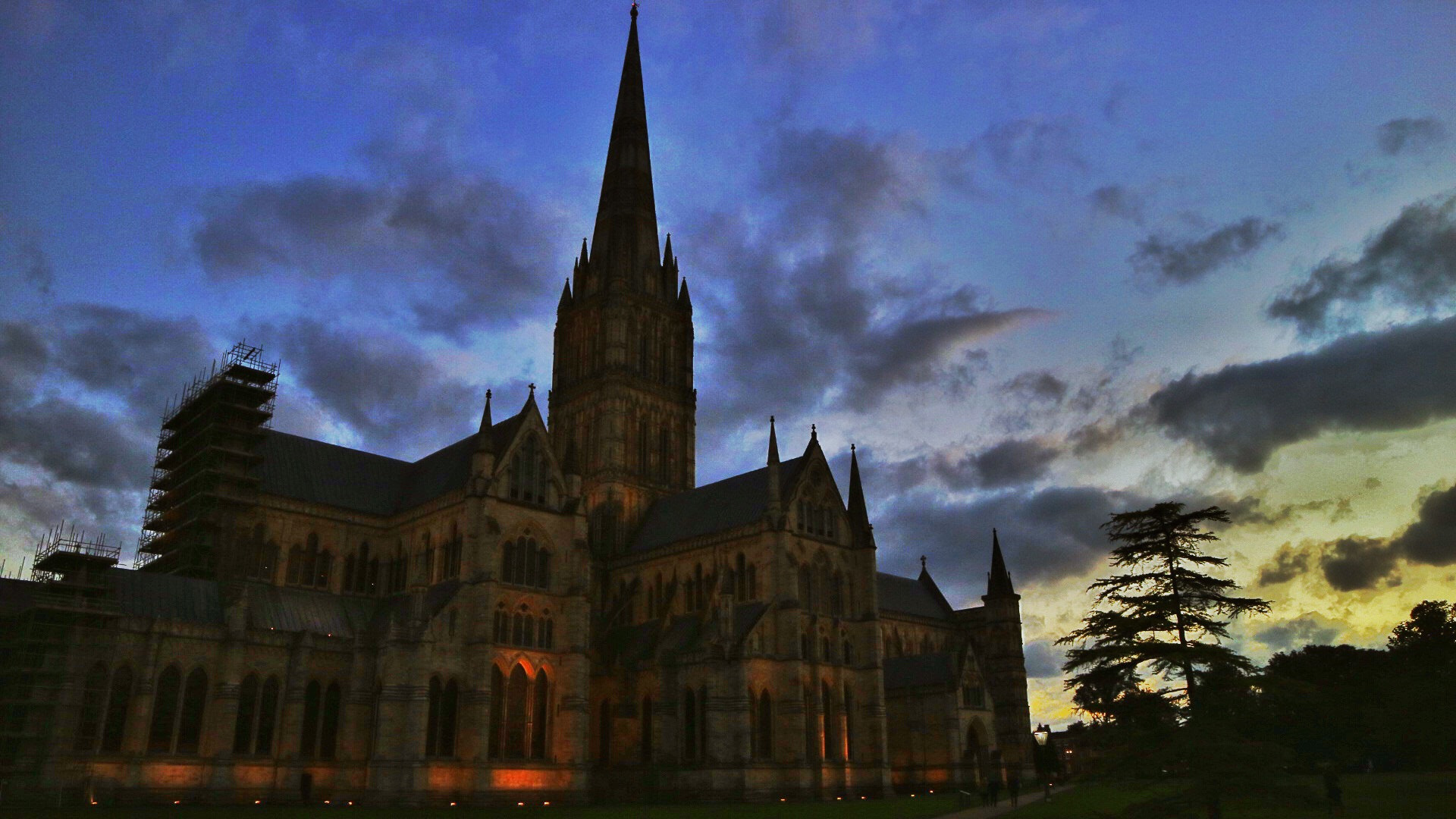 Canon EOS M3 + Canon EF-M 15-45mm F3.5-6.3 IS STM sample photo. Salisbury cathedral at last light photography