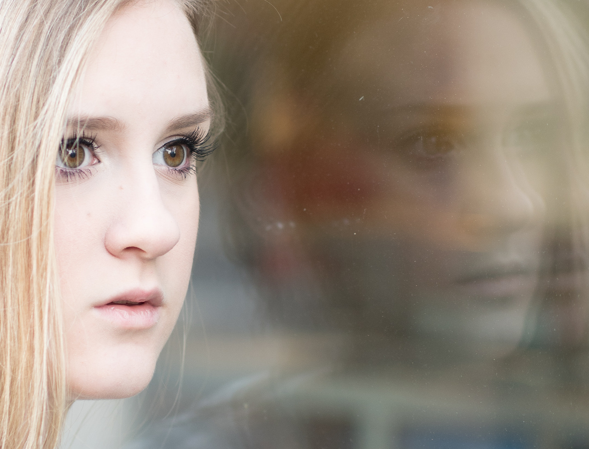 Panasonic Leica DG Nocticron 42.5mm F1.2 ASPH OIS sample photo. Kasia and a mirror, part 1 photography