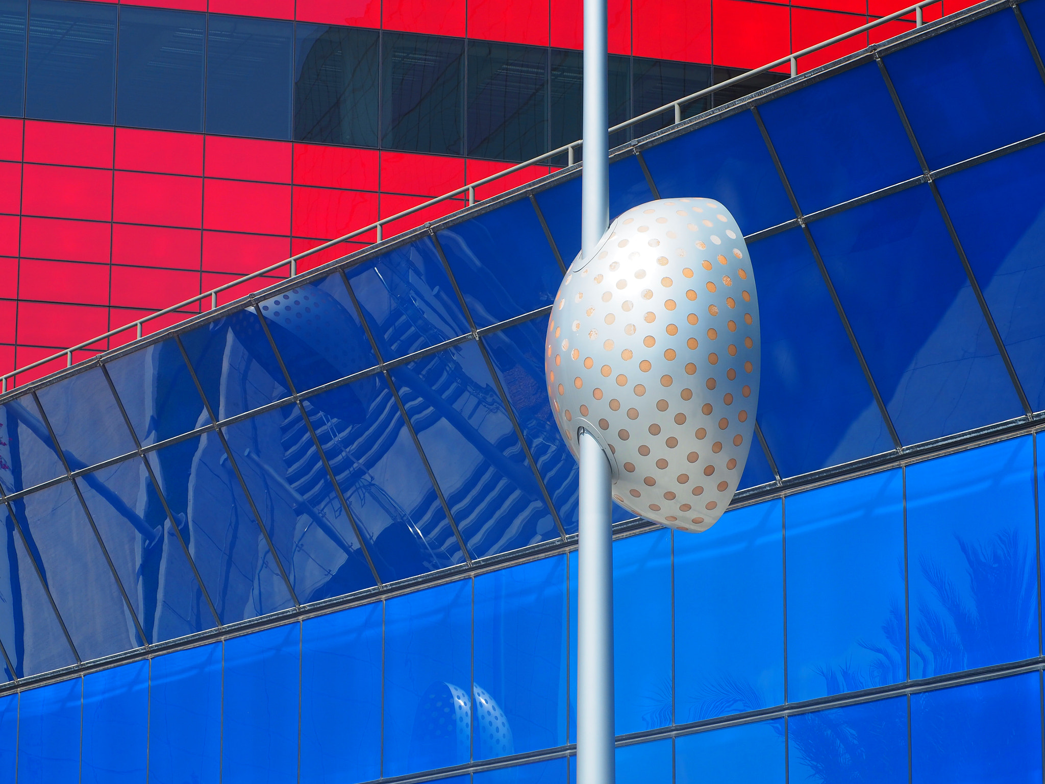 Olympus OM-D E-M5 II sample photo. Red and blue photography