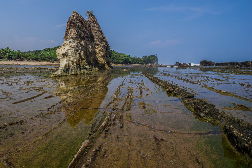 smc PENTAX-F FISH-EYE 17-28mm F3.5-4.5 sample photo. Twin peaks boulder at pelabuhan ratu beach photography