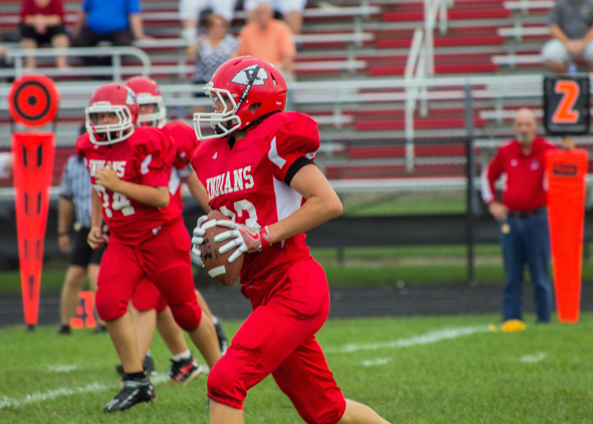 Canon EF 70-300mm F4-5.6 IS USM sample photo. Roosevelt middle school 7th grade football photography