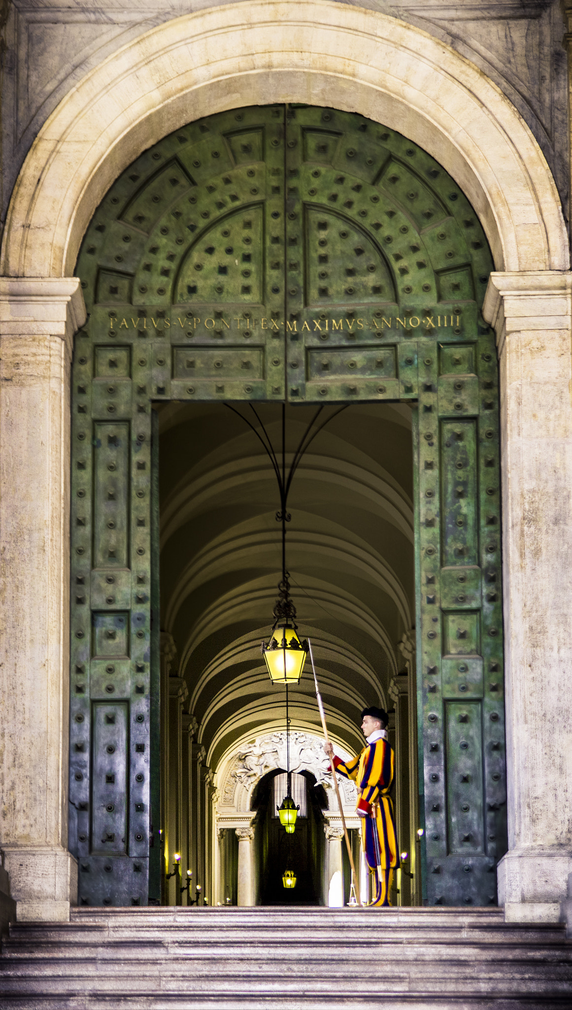 Tamron SP AF 17-50mm F2.8 XR Di II LD Aspherical (IF) sample photo. Guardia suiza pontificia photography