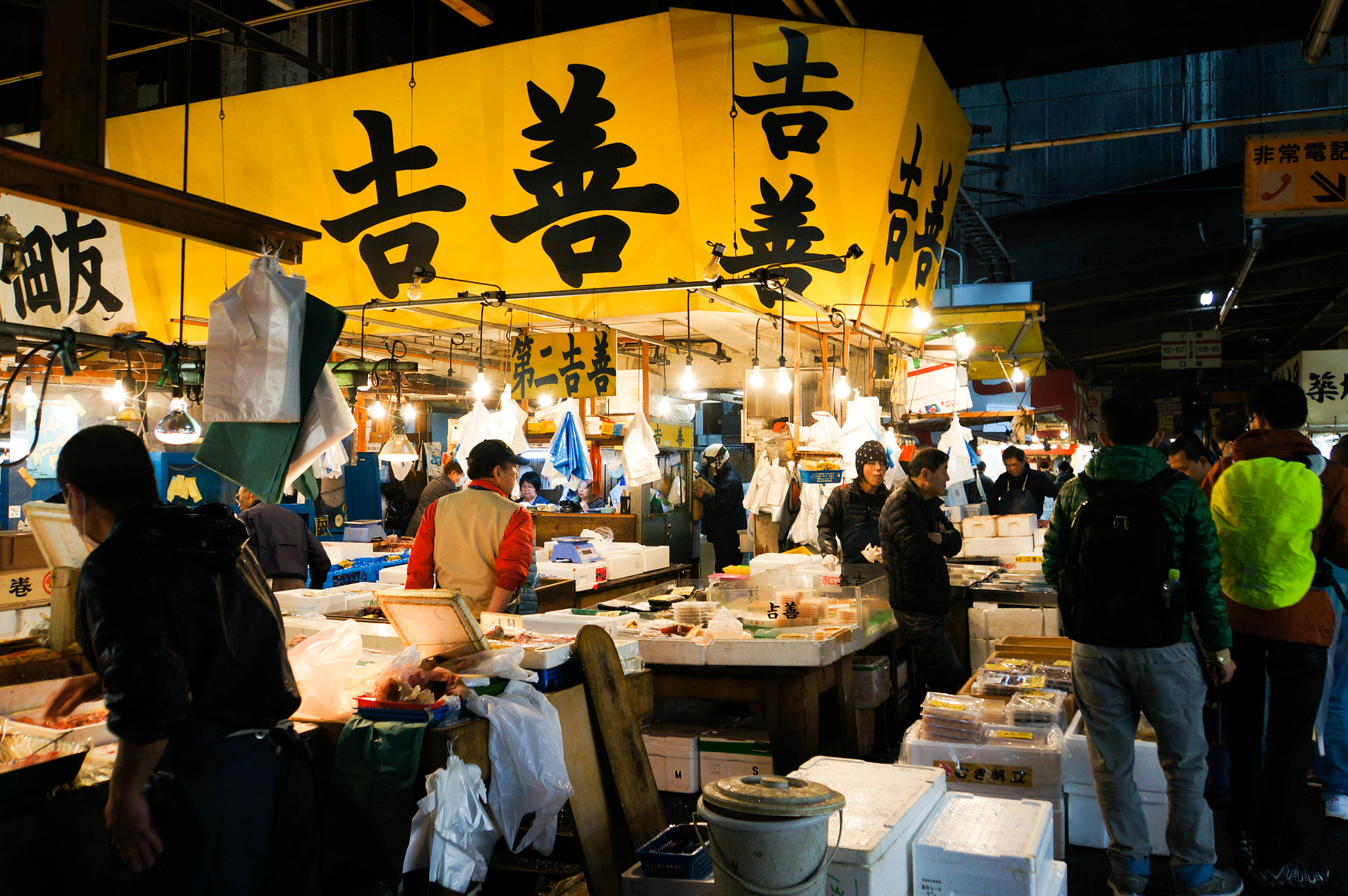 Sony Alpha NEX-5N + Sony E 18-200mm F3.5-6.3 OSS sample photo. Tsukiji fish market at tokyo photography