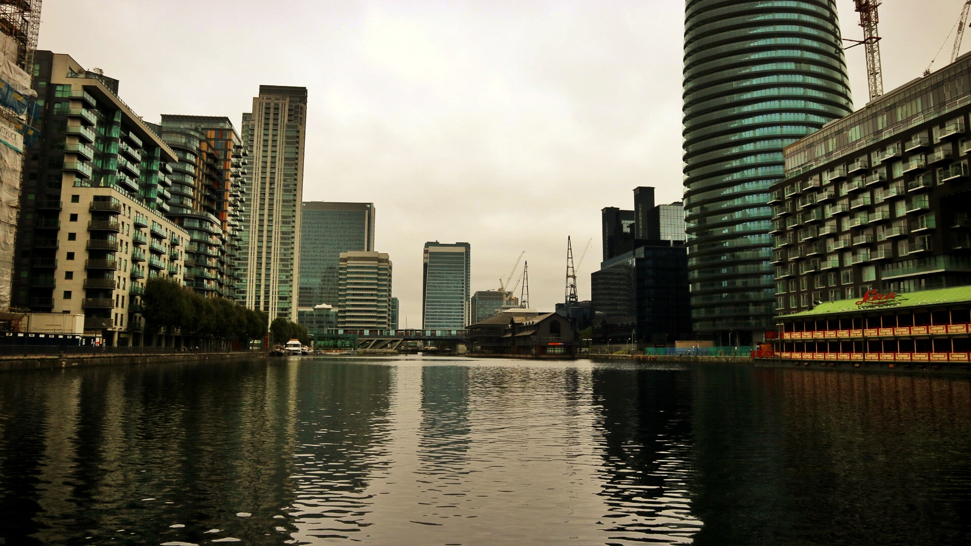 Canon EF-M 15-45mm F3.5-6.3 IS STM sample photo. Reflection at canary wharf, london photography