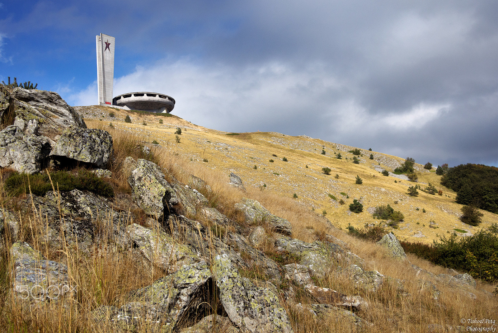 Olympus OM-D E-M5 + LUMIX G 20/F1.7 II sample photo. Buzludzha monument 1 photography