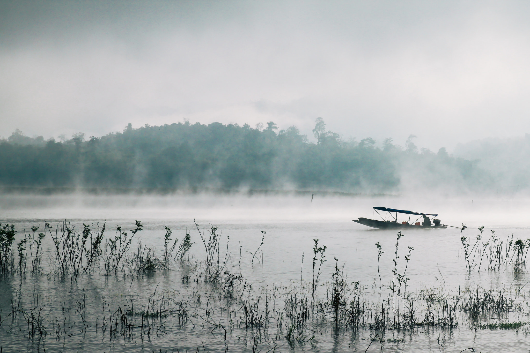 Canon EOS 500D (EOS Rebel T1i / EOS Kiss X3) sample photo. A man rowing his boat in sangkhlaburi, thailand photography