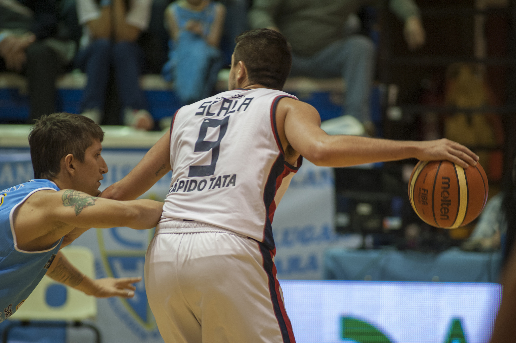 Nikon D700 + AF Nikkor 300mm f/4 IF-ED sample photo. Scala defiende la pelota photography