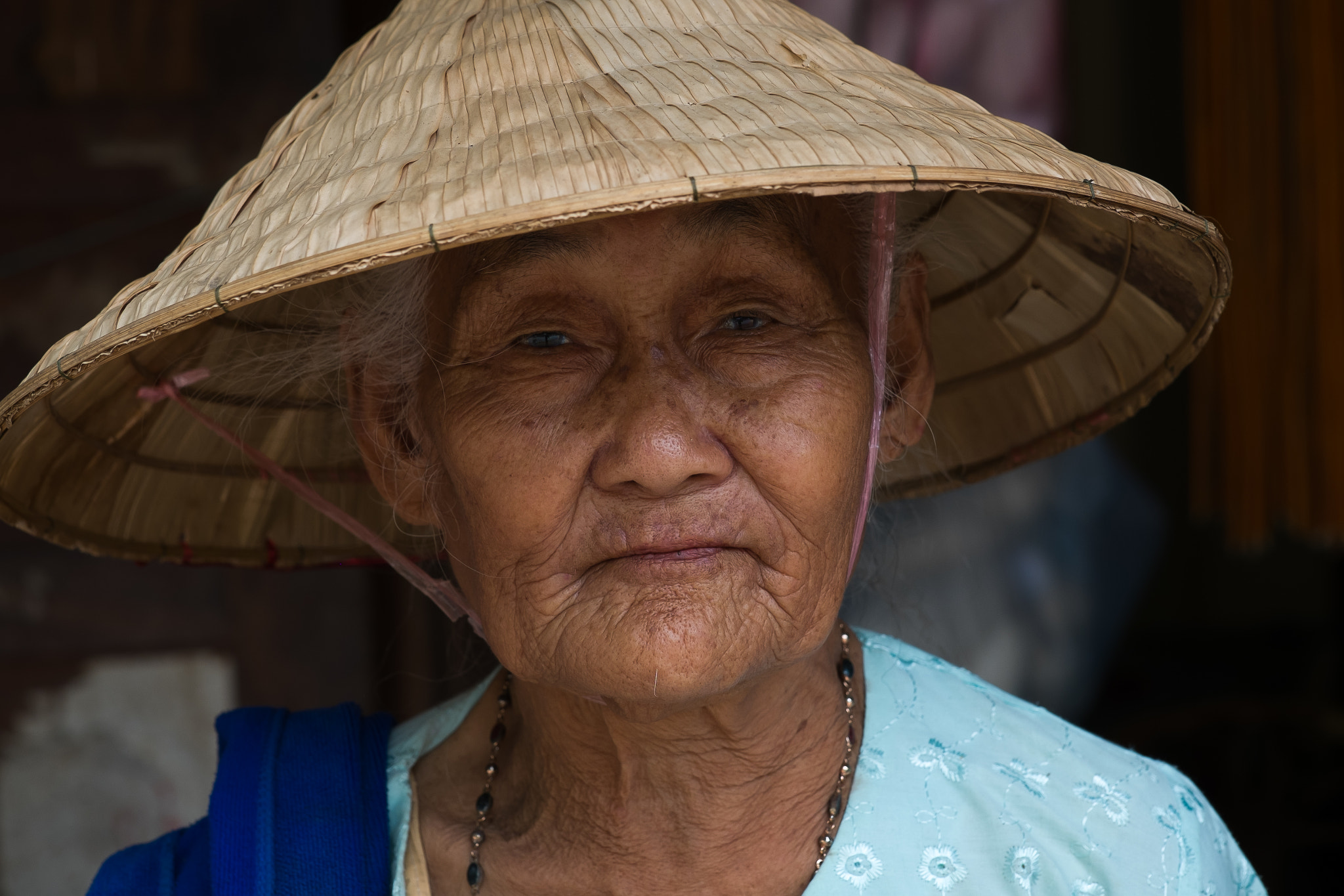 Fujifilm X-E1 + Fujifilm XF 60mm F2.4 R Macro sample photo. Luang prabang old lady photography