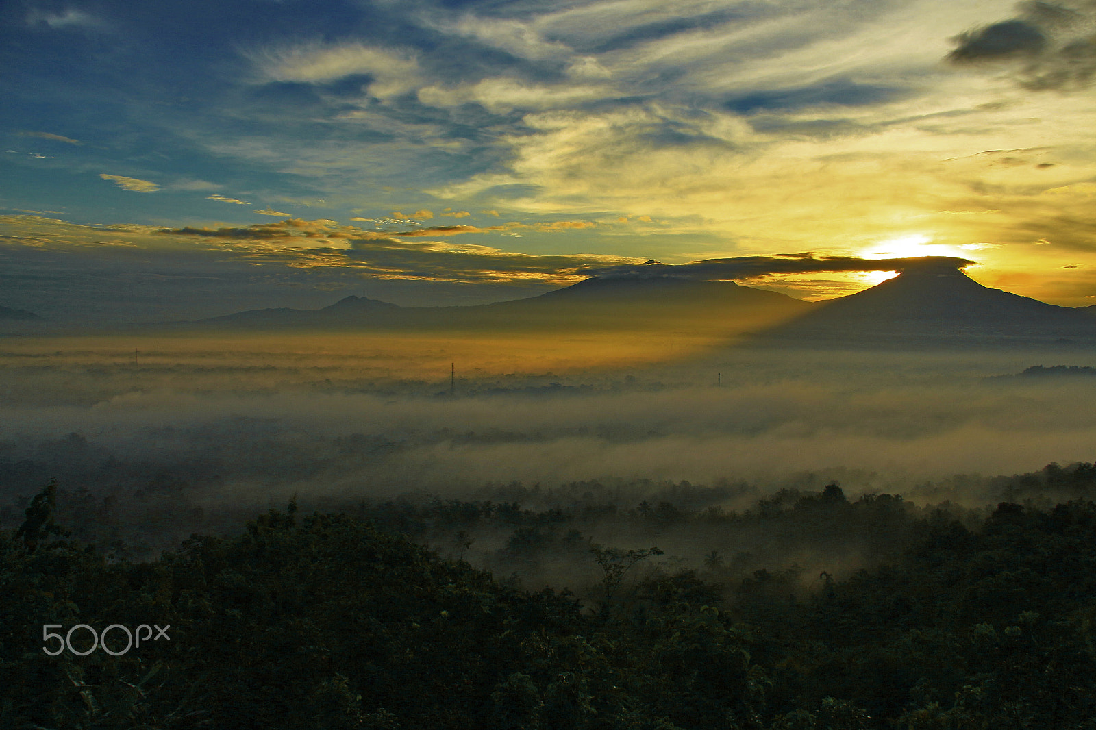 Canon EOS 650D (EOS Rebel T4i / EOS Kiss X6i) + Canon EF-S 17-85mm F4-5.6 IS USM sample photo. Sunrise over magelang photography