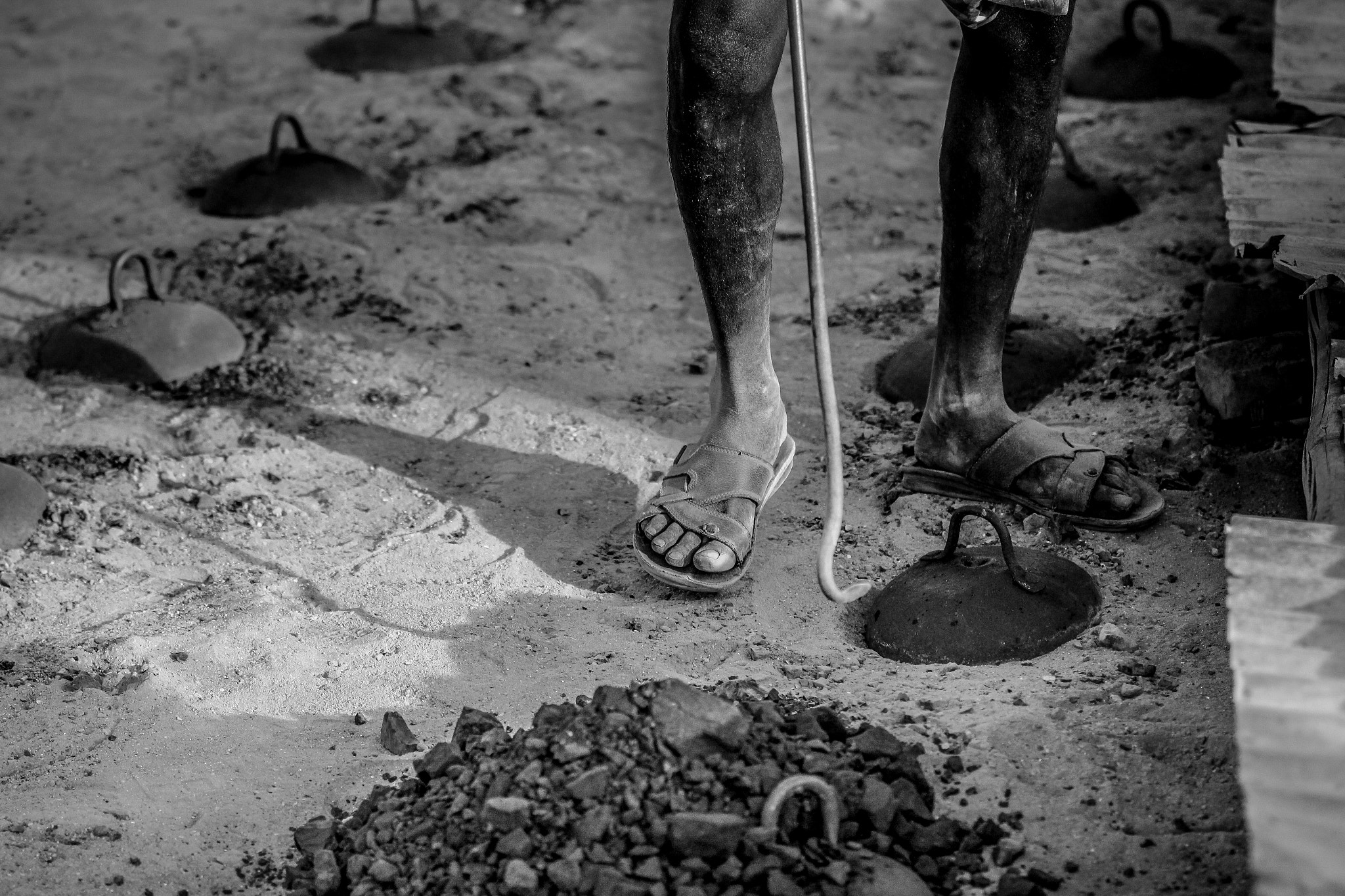 Canon EF 70-200mm F2.8L IS II USM sample photo. Brick clin worker foot photography