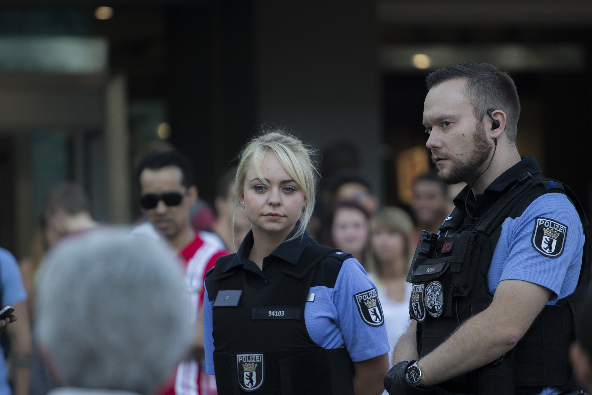 Canon EOS 100D (EOS Rebel SL1 / EOS Kiss X7) + Canon EF 70-200mm F4L USM sample photo. Police in germany photography