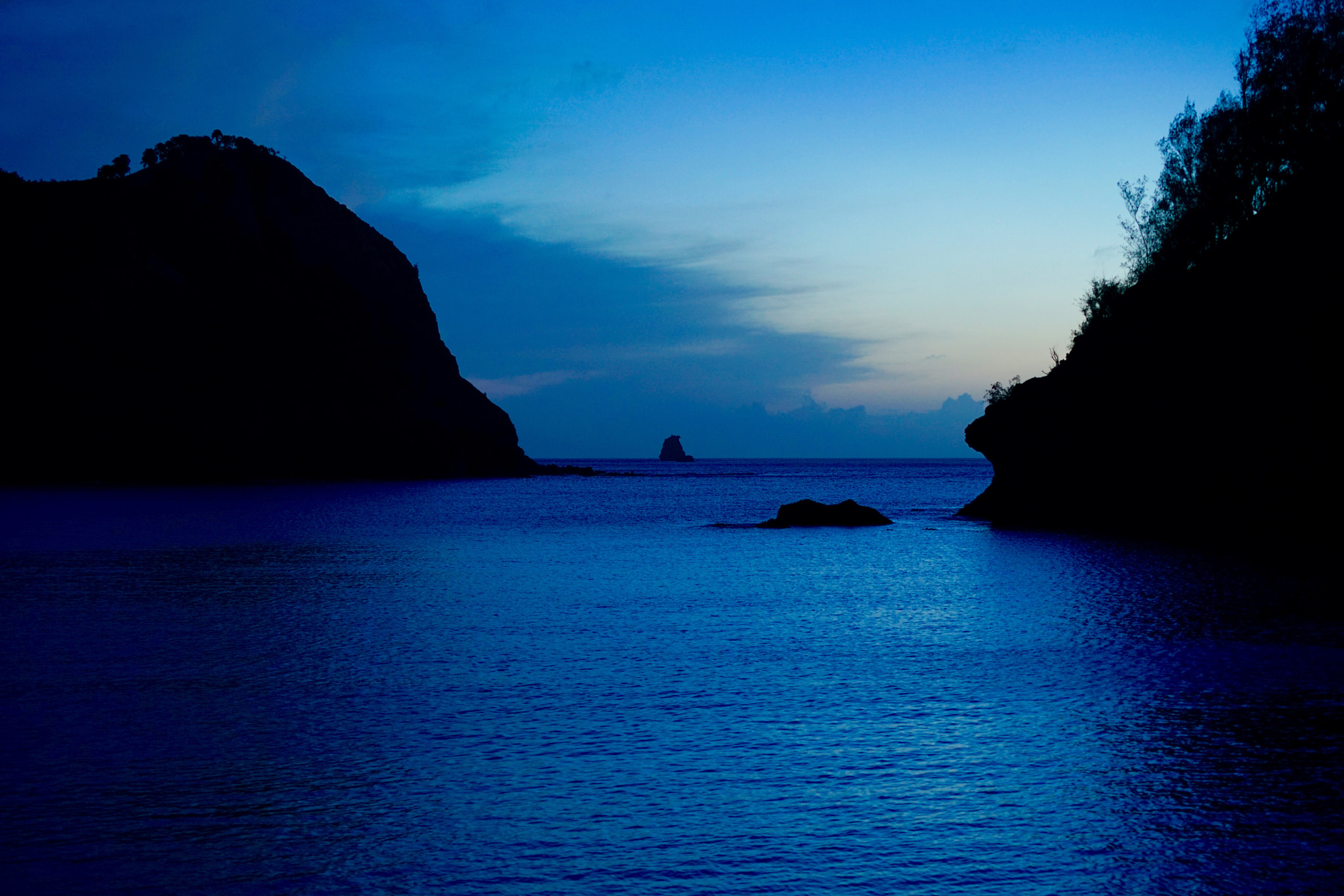 Sony FE 70-200mm F4 G OSS sample photo. Usual marine blue of the southern island photography
