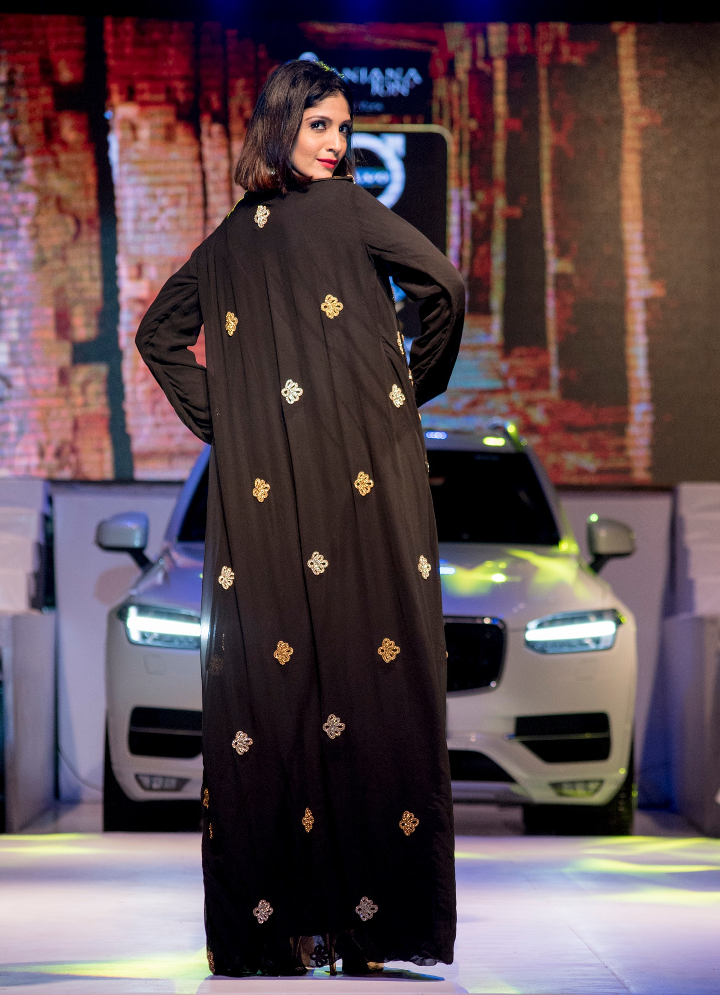 Sigma 70-300mm F4-5.6 APO DG Macro sample photo. Fashion show photography