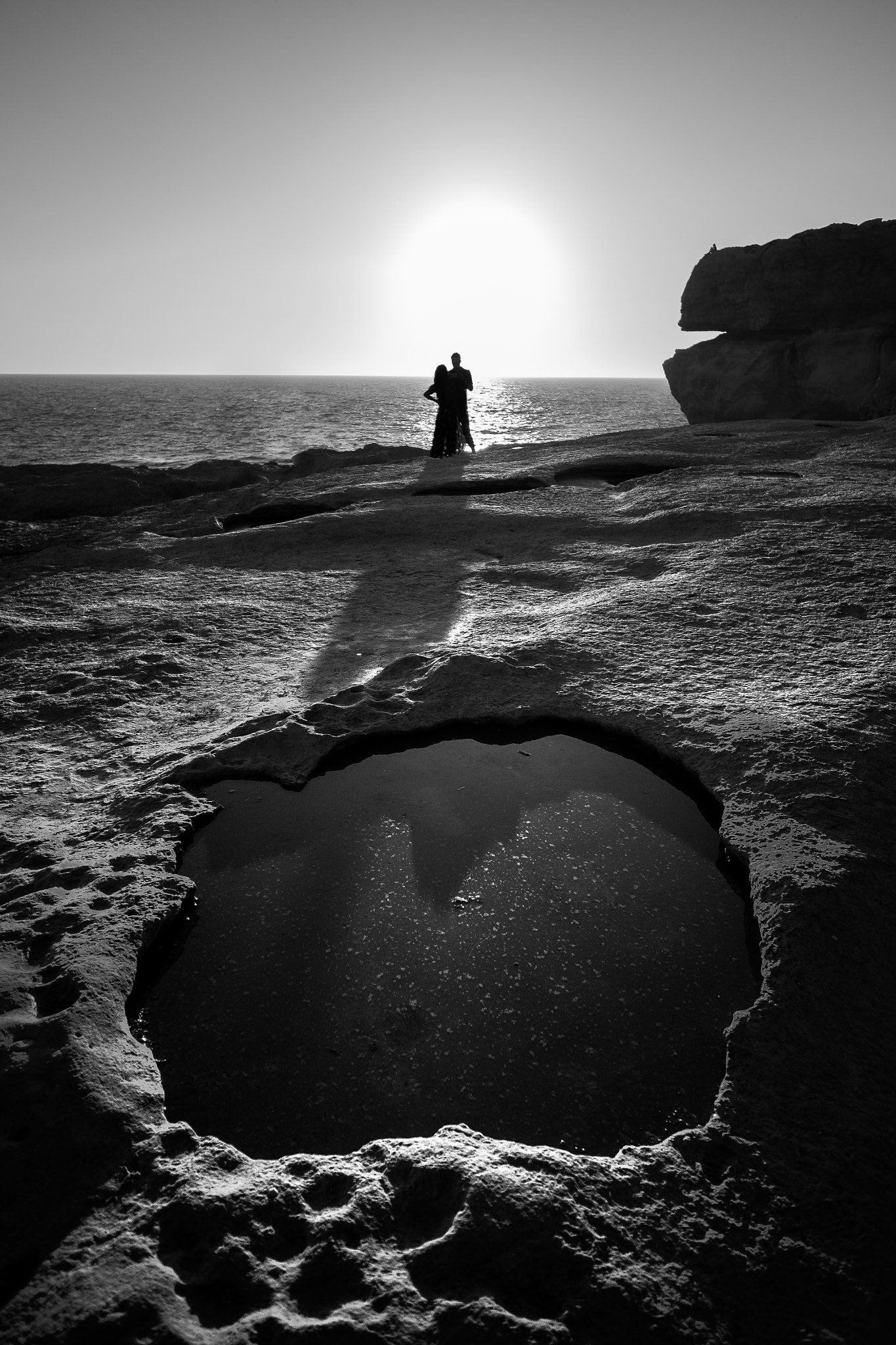 Fujifilm X-E2 + Fujifilm XF 14mm F2.8 R sample photo. Couple at sunset - dwejra, malta - black and white street photography photography
