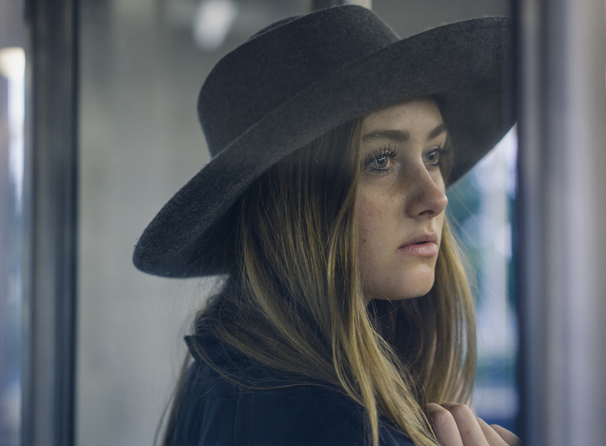 Sony a6000 + Sony Sonnar T* FE 55mm F1.8 ZA sample photo. Girl on the train photography