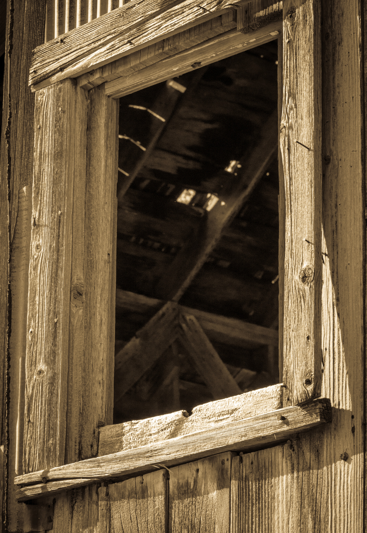 Canon EF 100mm F2.8L Macro IS USM sample photo. Thru the old barn window photography