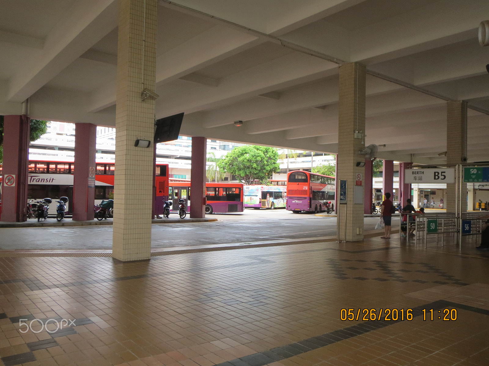 Canon PowerShot ELPH 530 HS (IXUS 510 HS / IXY 1) sample photo. Bus station photography