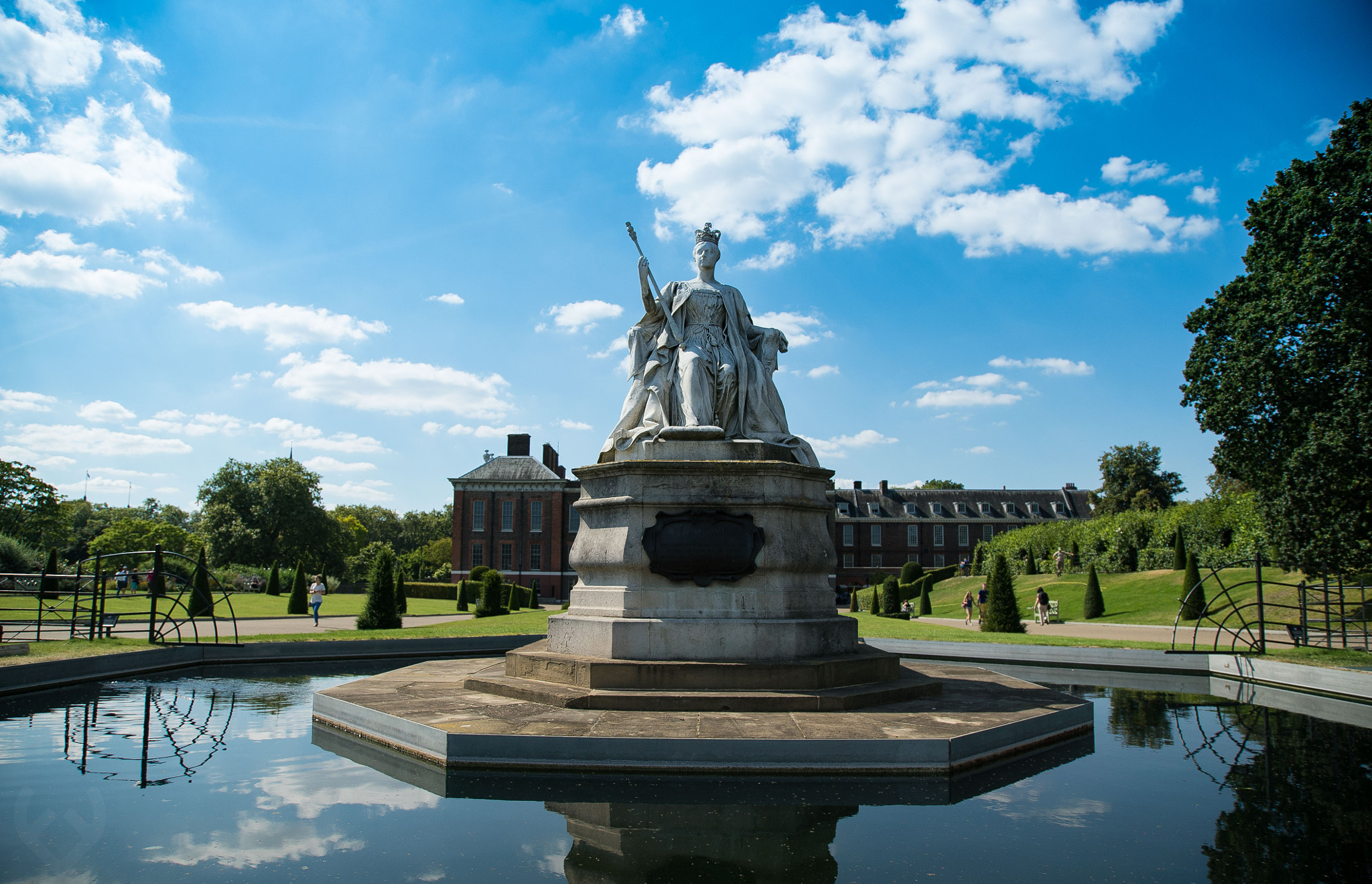 Tamron 18-270mm F3.5-6.3 Di II PZD sample photo. Queen victoria photography