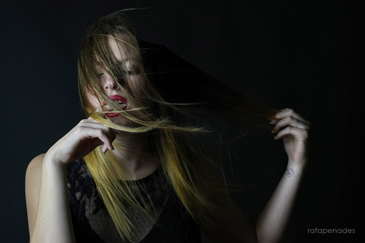 Sony Planar T* 85mm F1.4 ZA sample photo. She gave a sigh of bliss photography