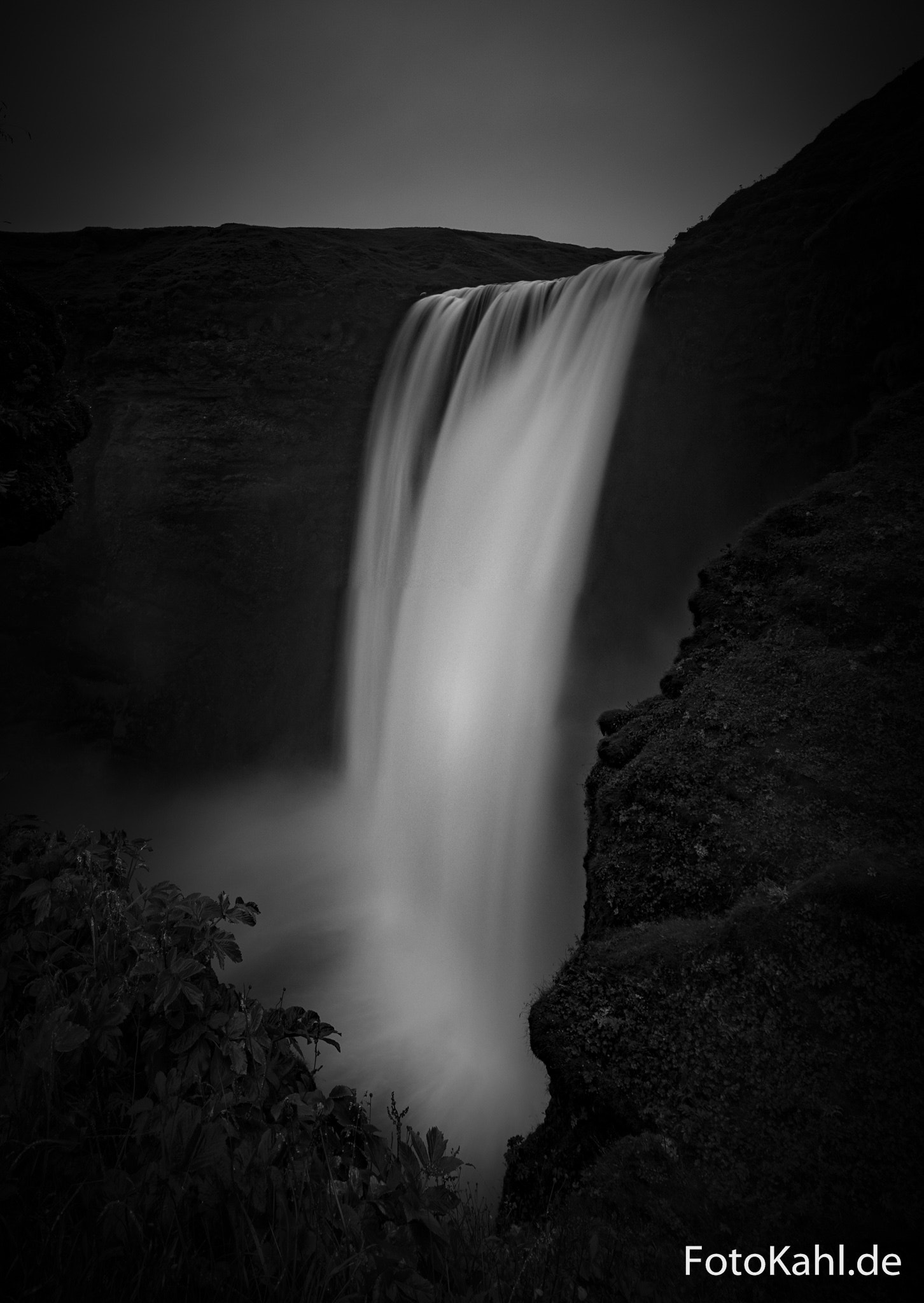Samsung NX30 + Samsung NX 18-55mm F3.5-5.6 OIS sample photo. Skogafoss photography