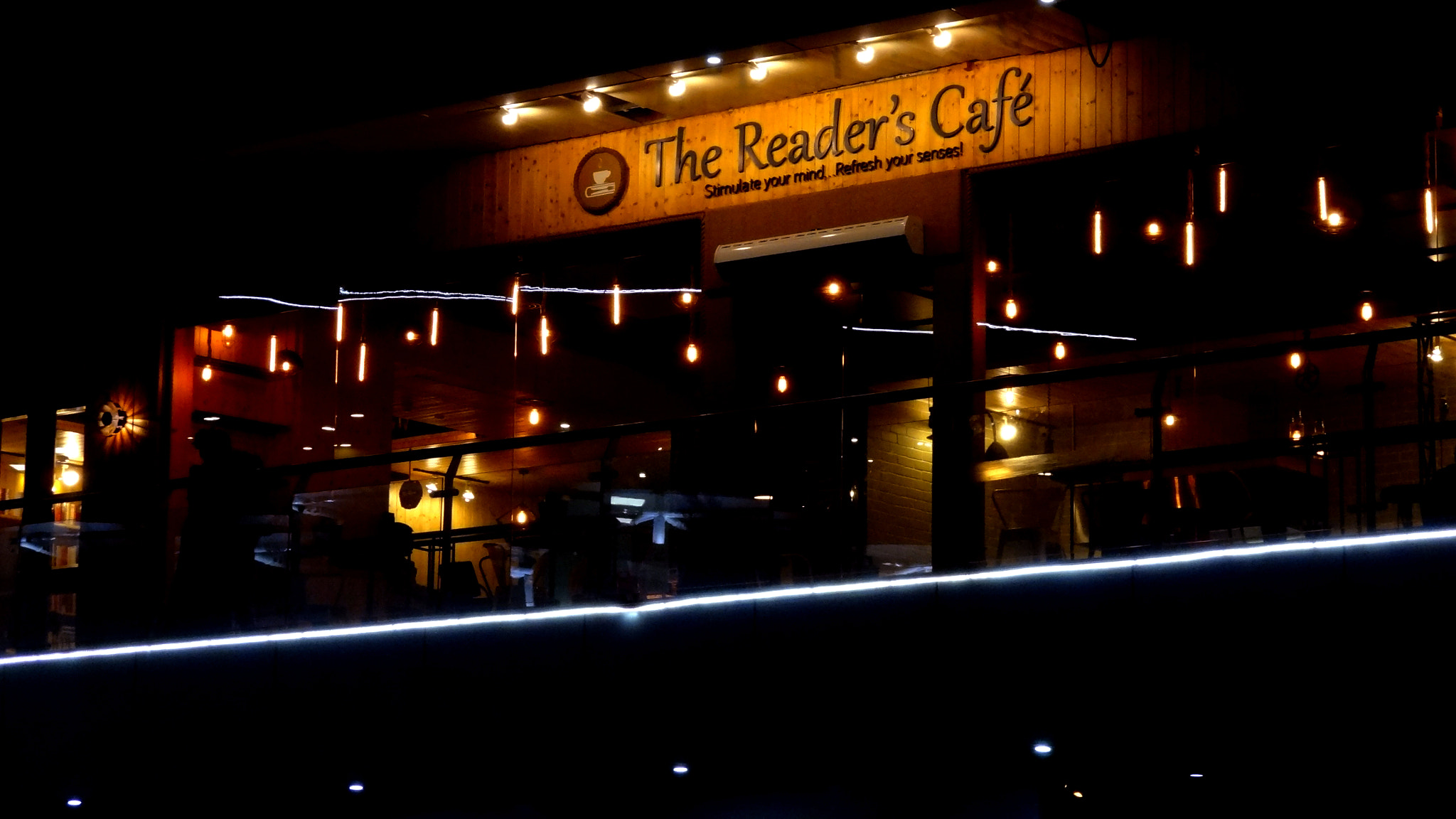 Sony Cyber-shot DSC-HX7V sample photo. The reader's cafe photography