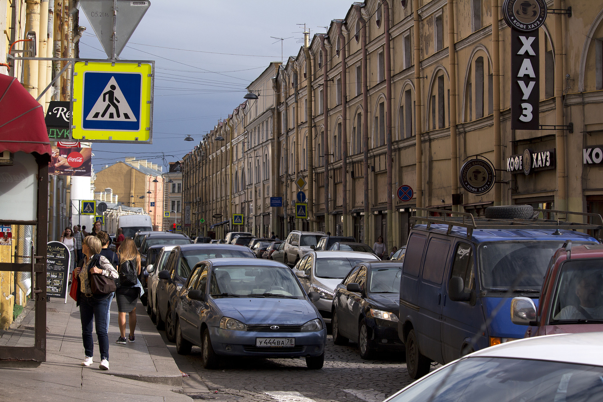 Canon EF-S 55-250mm F4-5.6 IS STM sample photo. St petersburg streets photography