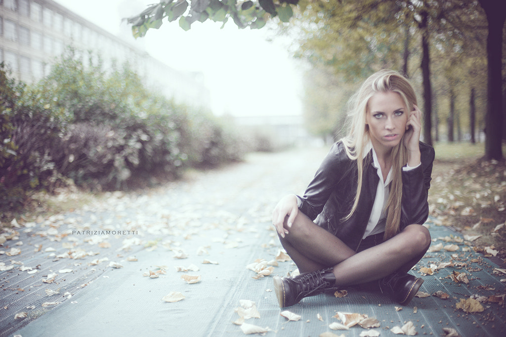 Nikon D700 + AF Nikkor 50mm f/1.4 sample photo. Autumn girl photography