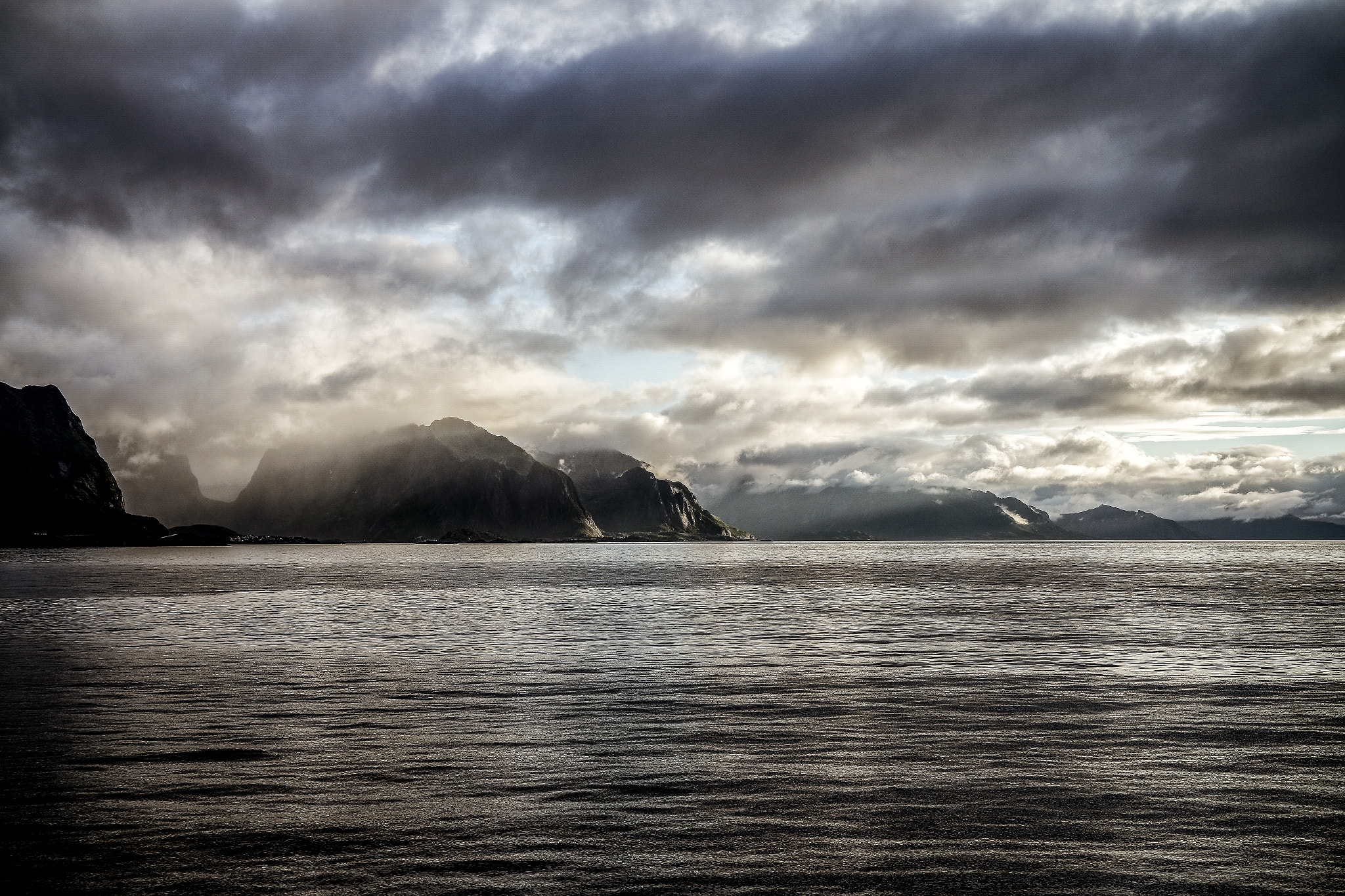 Samsung NX3000 + NX 30mm F2 sample photo. Sunrising on lofoten islands photography